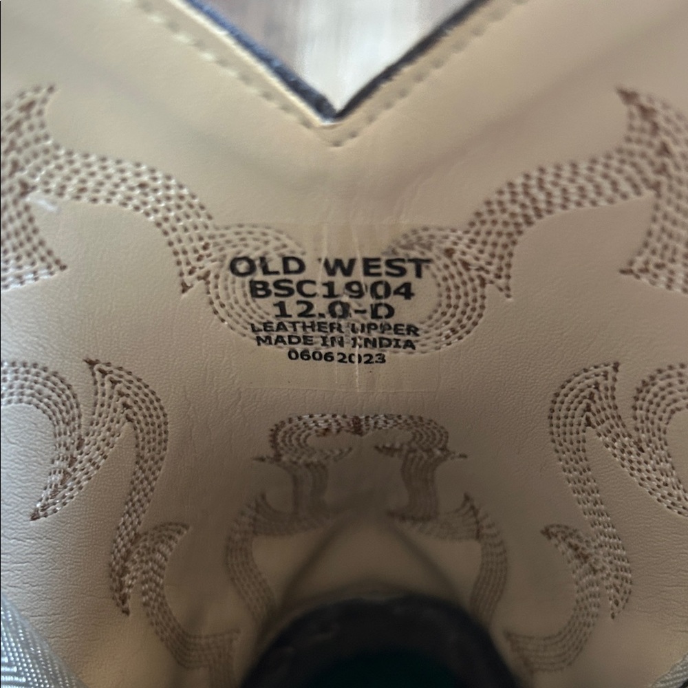 Old West Distressed Brown Cowboy Boots - Picture 2 of 6